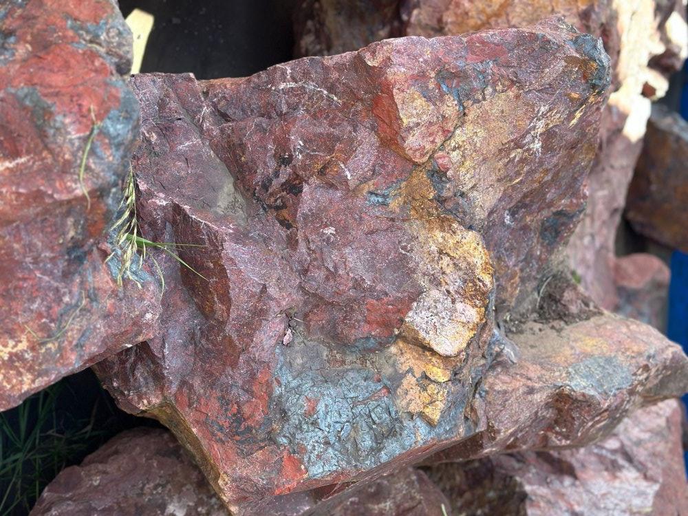 Камни для ландшафтного дизайна красно-фиолетовые 10-60 килограмм купить в Йошкар-Оле