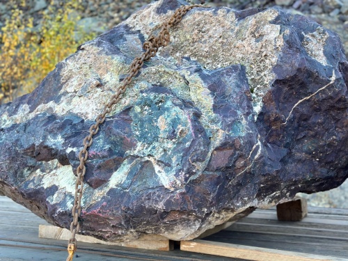 Огромные красно-фиолетовые валуны для ландшафтного дизайна весом более 5 тонн купить в Йошкар-Оле