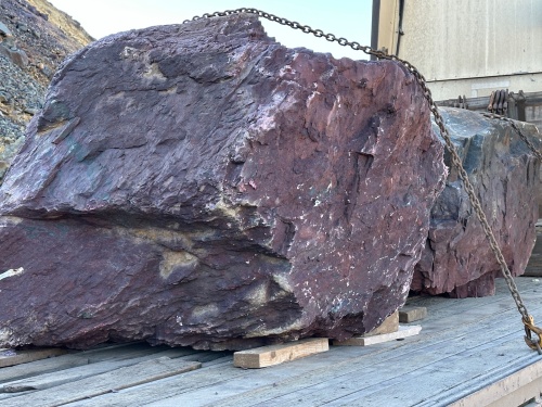 Огромные красно-фиолетовые валуны для ландшафтного дизайна весом более 5 тонн купить в Йошкар-Оле