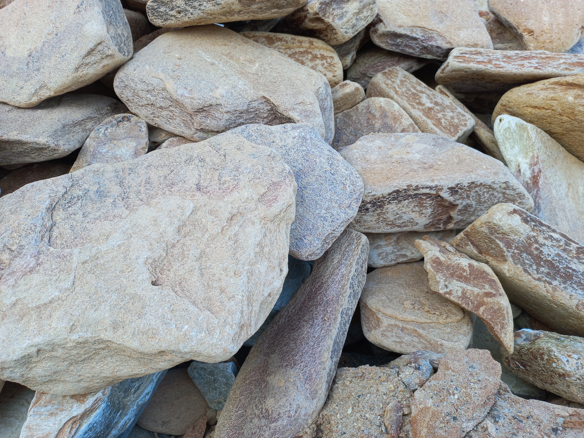 Златолит жёлтый, жёлто-зелёный глыбки и валуны для ланшафтного дизайна купить в Йошкар-Оле